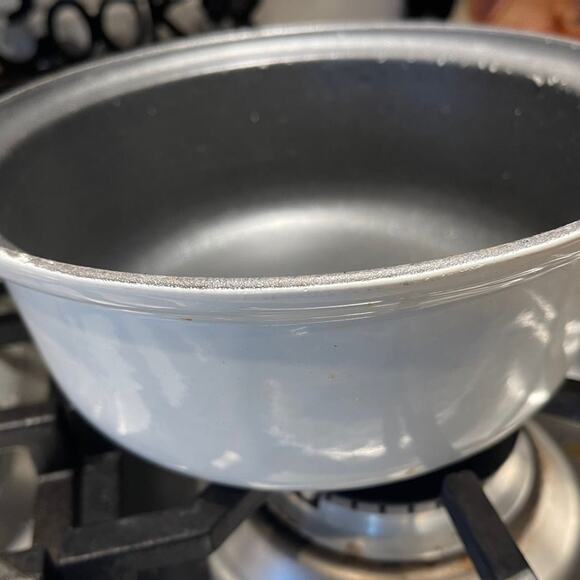 Le Creuset 2 Qt nonstick cast iron saucepan  vintage  white 22 - Picture 3 of 12